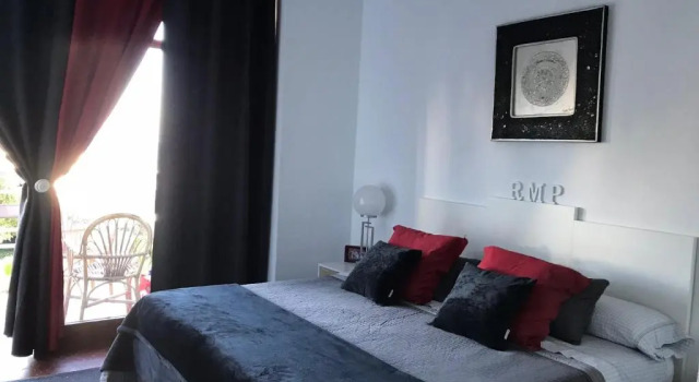 Torre de la Roca INDUSTRIAL69, Забронировать Отель Отели Торремолинос с бассейном, рядом с Парафия Архангела Михаила, Бассейн