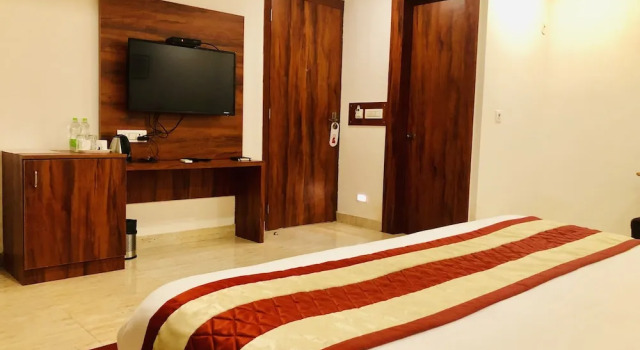 Red Crown Hotel