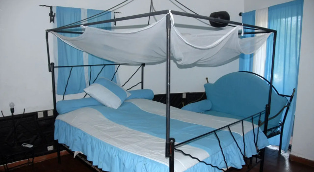 Les Cordons Bleus, Book Hotel Mbodiene M'Bour