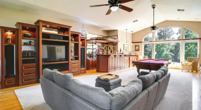Lovely Riverfront Grants Pass Home: Pool & Hot Tub, Buchen Sie Ferienhaus Villen in Applegate Valley, Villa