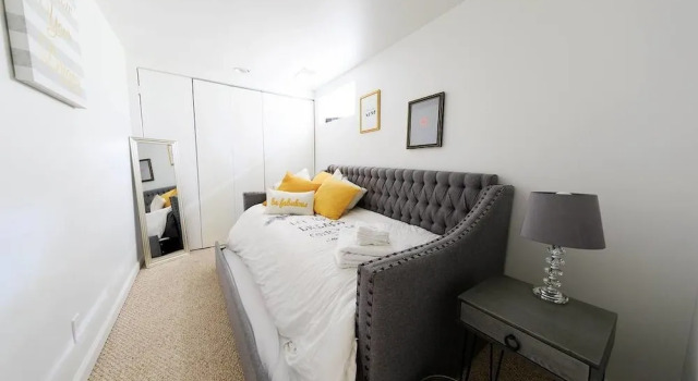 Апартаменты c 1 комнатой с балконом Argyle Basement Elegant 1 BR and Sofabed