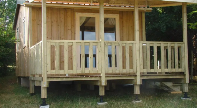 CAMPING LES GRAVES - Cabane TITHOME, Buchen Sie Campingplatz Saint-Pierre-Lafeuille Lot
