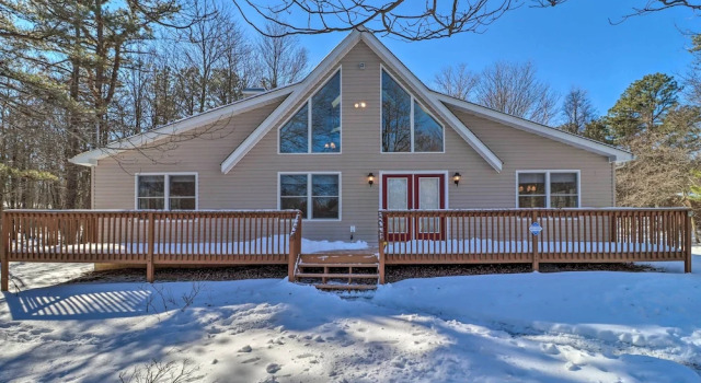 Коттедж с 3 комнатами Deck, Pool, Trails Access: Pocono Family Home!