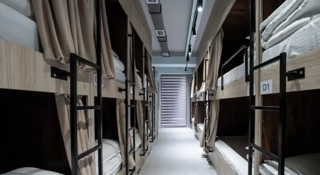 Кровать в общем номере с видом на внутренний двор Qlife Capsule Hostel
