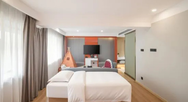 Кровать в общем номере New Travel Golden Valley Hotel