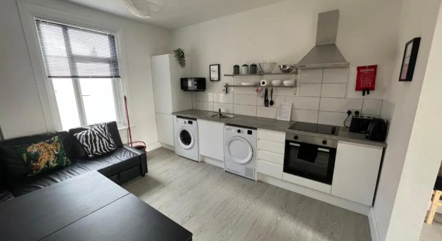 Safari Apartment, Free Parking, 10Min Walk To Blackpool tower, sleeps 12, Забронировать Апартаменты/квартира Отели Блэкпул с парковкой, рядом с Конференц-центр Winter Gardens, Парковка