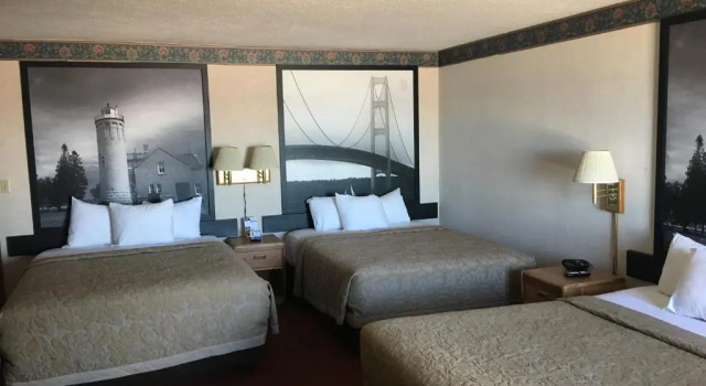 Номер Superior Super 8 Beachfront by Wyndham Mackinaw City, MI