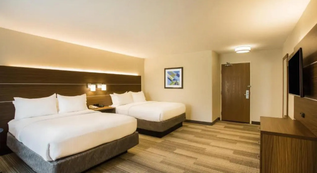 Четырёхместный номер Standard Holiday Inn Express Hotel & Suites Cedar City by IHG