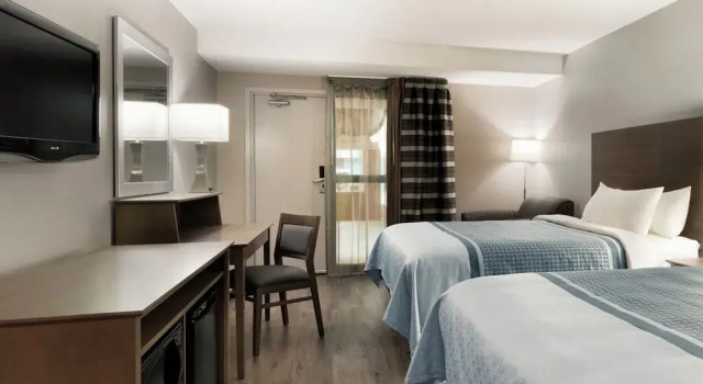 Четырёхместный номер Standard с красивым видом из окна Travelodge Hotel by Wyndham Saskatoon