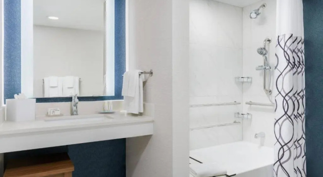 Номер Standard с балконом Courtyard by Marriott Orlando Lake Buena Vista at Vista Centre