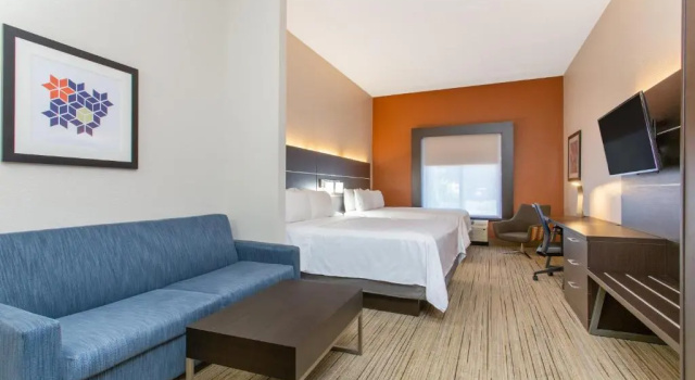 Четырёхместный люкс Holiday Inn Express and Suites Silver Springs - Ocala by IHG