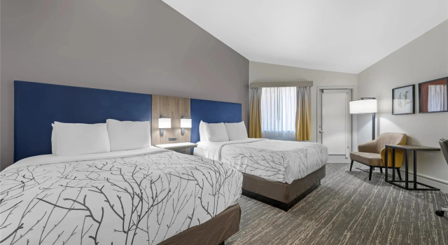 Четырёхместный номер Standard с балконом и с видом на бассейн Best Western Denver East