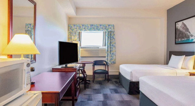 Четырёхместный номер Standard Days Inn & Conference Centre by Wyndham Camrose Norsemen