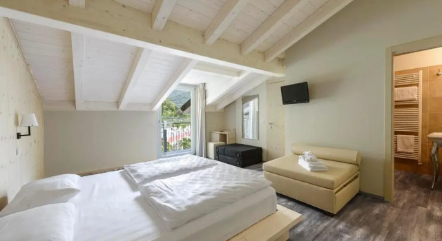 Двухместный номер Standard с видом на горы Hotel Baia Azzurra - Lake Front