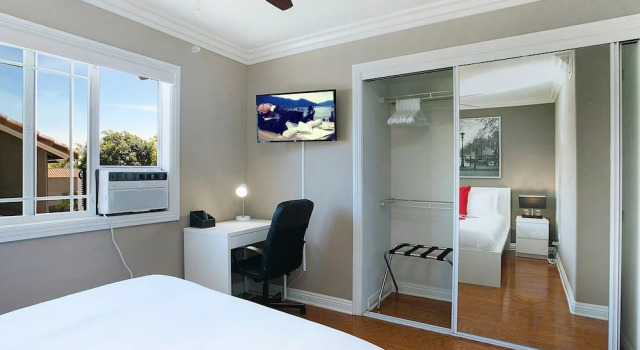 Апартаменты Costa Mesa/Newport - Fast WiFI - Work Stations - Free Parking - Self Check In! (CM-1)
