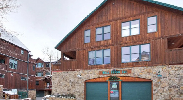 301MC Mill Creek by RedAwning, Забронировать Апартаменты/квартира Отели Roosevelt National Forest с парковкой, Парковка