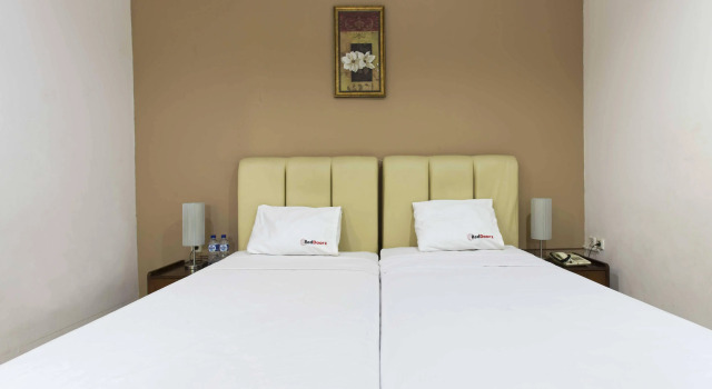 RedDoorz near Gondangdia Station, Book Hotel Menteng Jakarta
