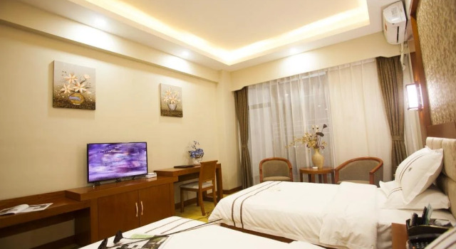 Hua Sheng Hotel, Забронировать Отель Отели Лицзян с парковкой, рядом с Улица Сквер-стрит Древнего города Даянь, Парковка