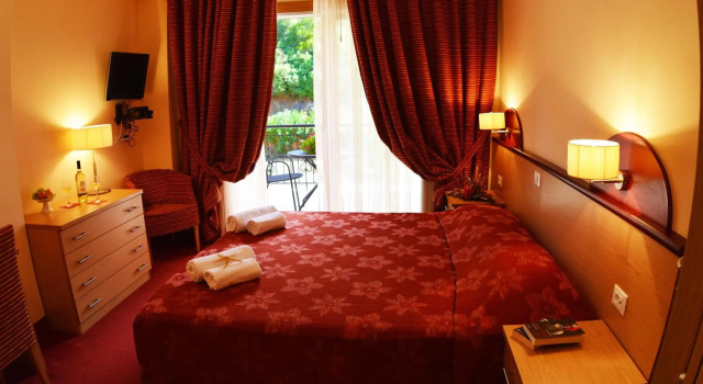 Petros Italos, Book Hotel Neos Marmaras 