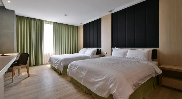 Четырёхместный семейный номер Standard Hotel R14