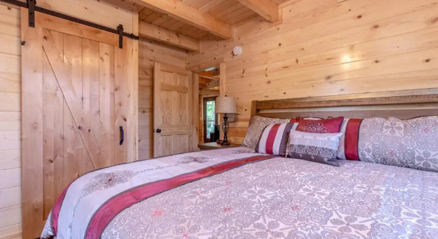 Pure Indulgence, 2 Bedrooms, Hot Tub, Pool Access, Theater Room, Sleeps 10, Забронировать Отель Отели Пиджен-Фордж с парковкой, рядом с Cooter’s Place &amp; Museum, Парковка