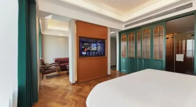 Люкс JAMES JOYCE Hotel (Qingyuan Shunying Times Square  Qingcheng Light Rail Station)