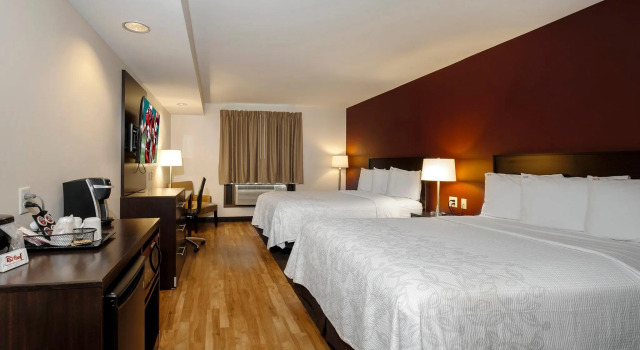 Четырёхместный номер Deluxe Red Roof Inn PLUS+ & Suites Malone