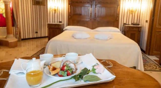 Castello Di San Gaudenzio, Book Hotel Pieve del Cairo Lombardiet