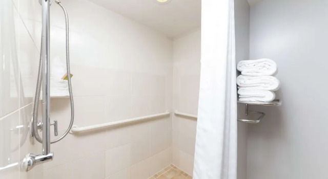 Четырёхместный номер Standard с балконом и с красивым видом из окна Hilton Melbourne Beach Oceanfront