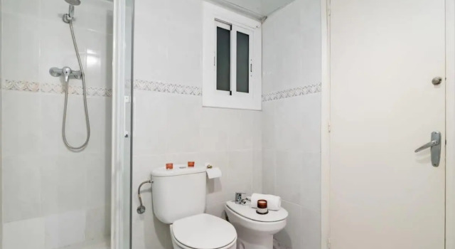 Sagrada Familia- Fantastic Bold Catalan 3 Bedroom Balcony, Забронировать Отель Барселона провинция Барселона, рядом с Дворец Макая