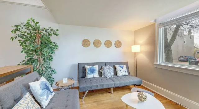 Cozy Boho-Chic Loft ~ 2 Mi to Downtown Cincinnati, Забронировать Отель Отели Цинциннати 3 звезды, рядом с TQL Stadium, 3*