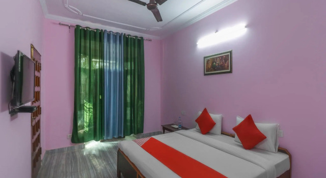 OYO 61877 Kamakshi inn, Забронировать Отель Гомти Нагар , рядом с Торговый центр Fun Republic (Лакхнау)