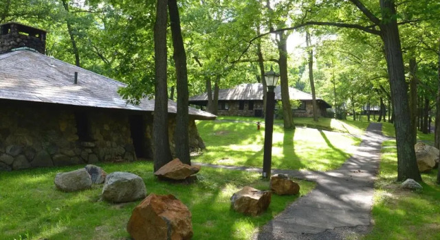 Коттедж Overlook Lodge and Stone Cottages at Bear Mountain