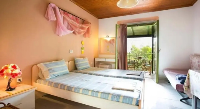 Студия с балконом Hara Apartments