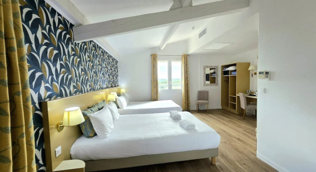 Четырёхместный номер Comfort с видом на горы Hôtel Saint Geniès