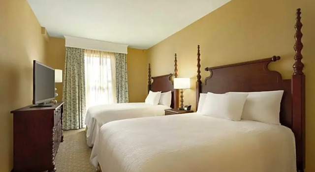Четырёхместный люкс с 2 комнатами Embassy Suites Savannah Historic District