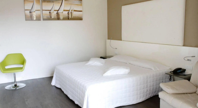 Hotel Desenzano, Забронировать Отель Отели в центре Дезенцано-дель-Гарды с завтраком, отели в центре Дезенцано-дель-Гарды с завтраком