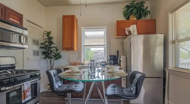 Коттедж Comfy One Bed Apartment in Forest Park