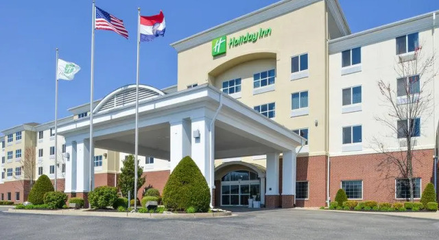 Кровать в общем номере Holiday Inn Poplar Bluff by IHG