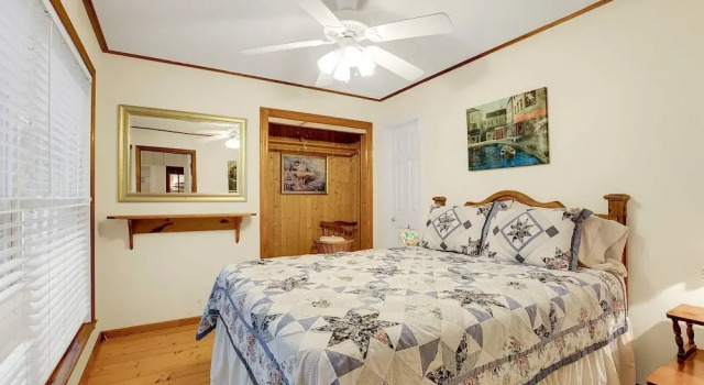 Gruene River Haven: Stunning Riverfront Oasis 1 Mile From Downtown Gruene, Забронировать Отель Отели Нью-Браунфелс с парковкой, Парковка