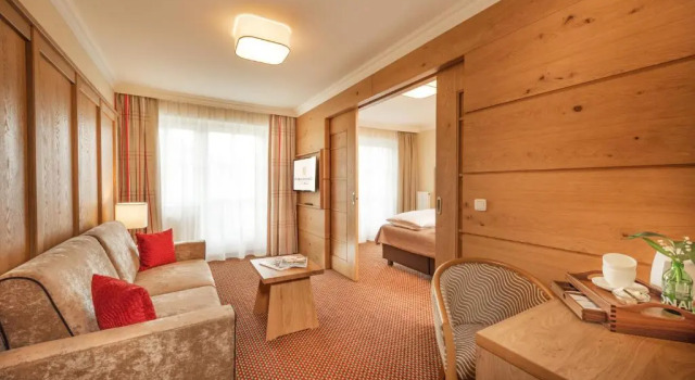 Люкс Deluxe Österreichischer Hof-im Bademantel direkt in die Alpentherme