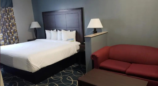 Номер Standard Days Inn & Suites by Wyndham Cleburne TX
