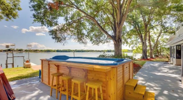 Коттедж с 5 комнатами с балконом 16 Mi to Manatee Viewing! Spacious Tampa Retreat