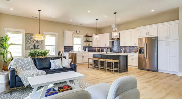 Walk to Water & Greenway! Luxe Carolina Beach Home, Забронировать Дом для отпуска Каролина-бич Уилмингтон, рядом с Рыболовный пирс Каролина-Бич
