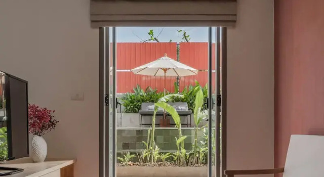 Люкс с балконом и с видом на бассейн Anda Lanta Residence and Rentals
