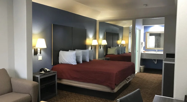 Номер Deluxe Camelot Inn & Suites Veterans Memorial NW Houston