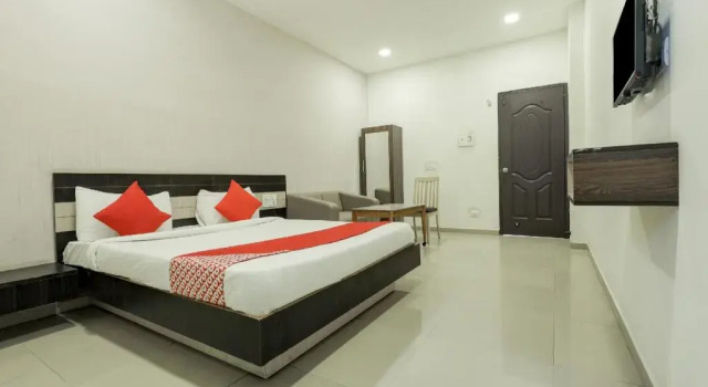 Hotel Rajmandir by OYO Rooms, Забронировать Отель Сурат штат Гуджарат
