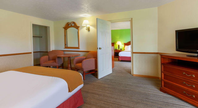 Apple Tree Inn; SureStay Collection by Best Western, Prenota Hotel Petoskey Michigan