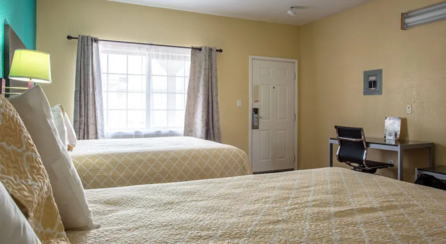 Четырёхместный люкс Pinn Road Inn and Suites Lackland AFB and Seaworld
