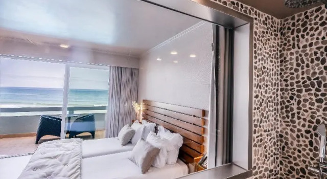 Четырёхместный семейный люкс с балконом и с видом на море Arribas Sintra Hotel